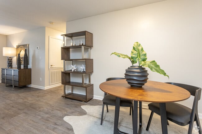 2BR, 2BA - 1,086SF