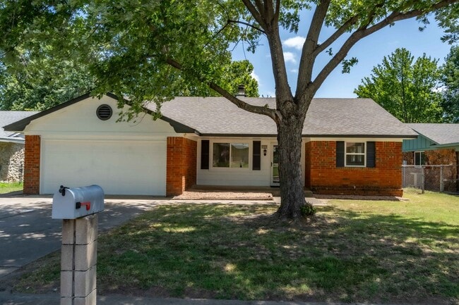 Building Photo - Newly renovated 3 bed, 2 bath! Great location! Schedule a tour today!