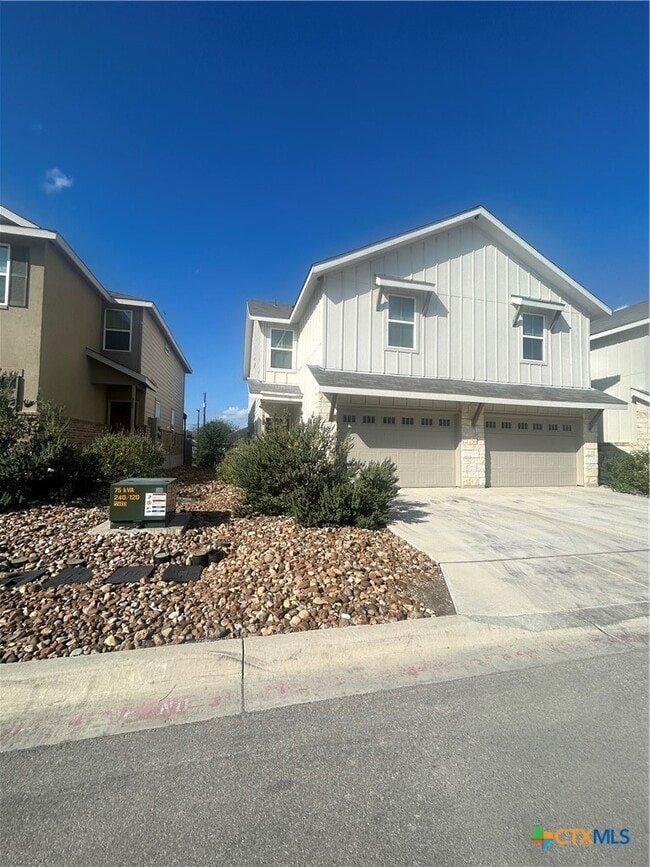 Building Photo - 320 Untermaier St