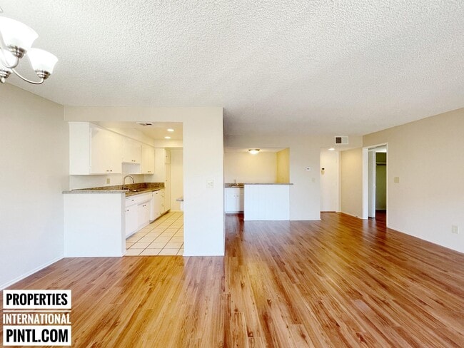 Photo - 350 S Oakland Apartamentos