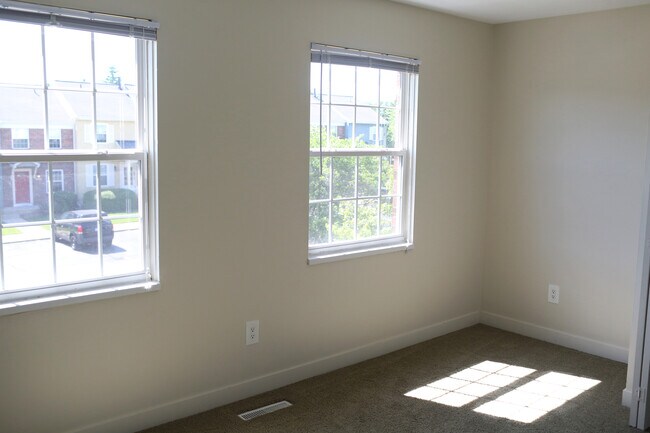 Photo - 736 Pinckney Ct NW