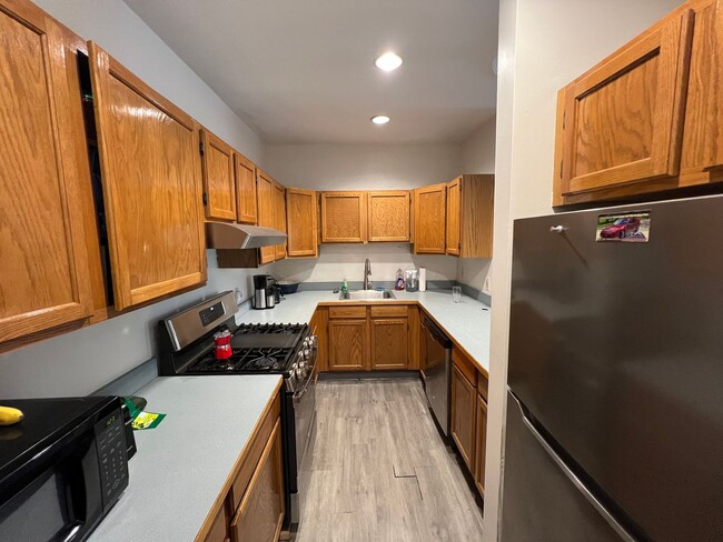 $4650 South End Penthouse Unit with Roof D... - $4650 South End Penthouse Unit with Roof D...