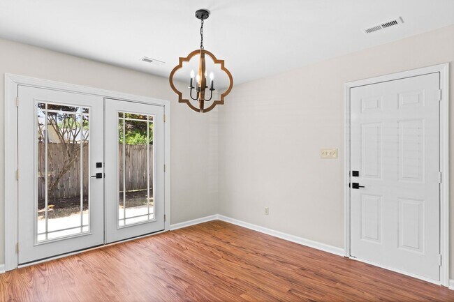 Photo - 401 Wyndham Dr