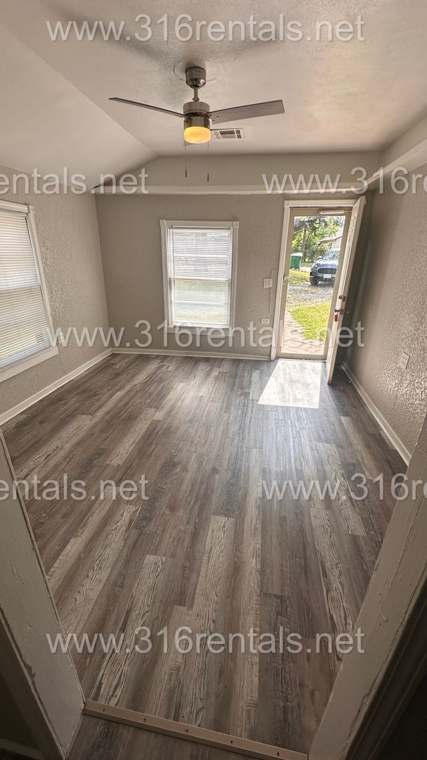 Photo - $850 - 2 bedroom/ 1 bathroom - Newly remod...