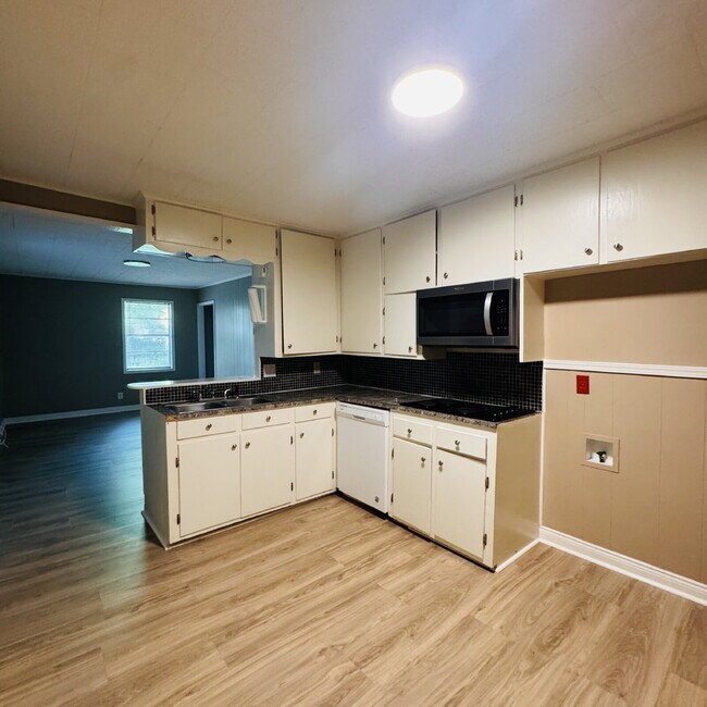 Spacious 3-Bed Retreat with Scenic Backyard located in Nederland, TX!