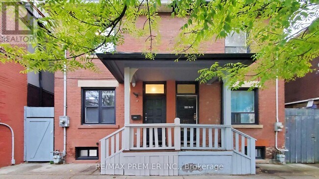 Photo - 454 Gerrard St E