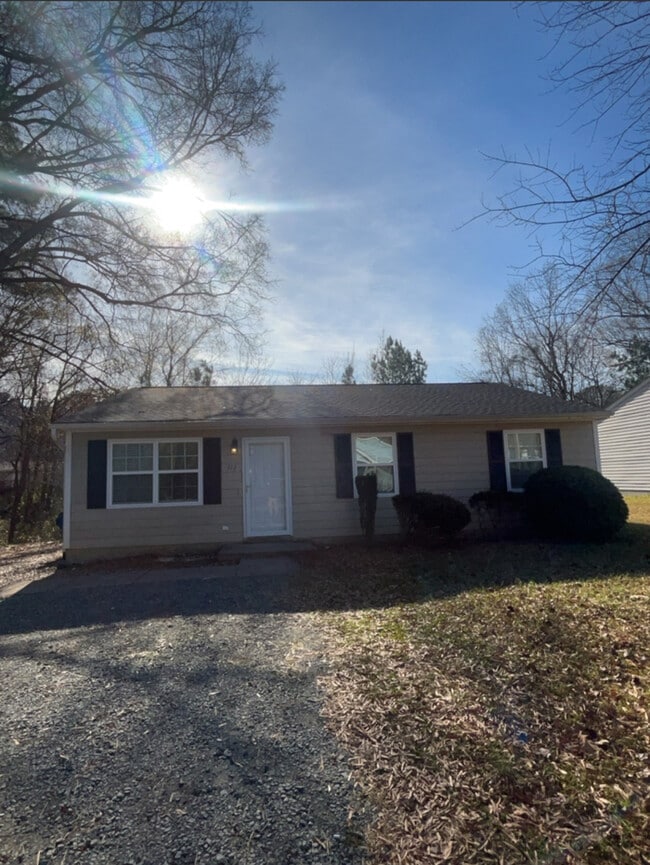 Building Photo - Cozy 3BR SFR • Full Kitchen Set • Patio in Durham