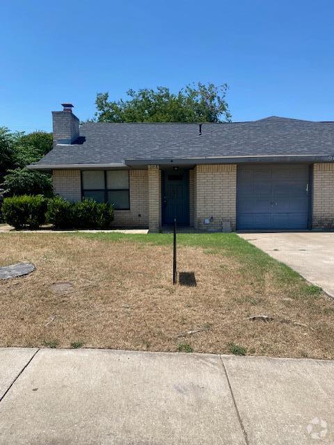 Building Photo - 902 Country Aire Dr Rental