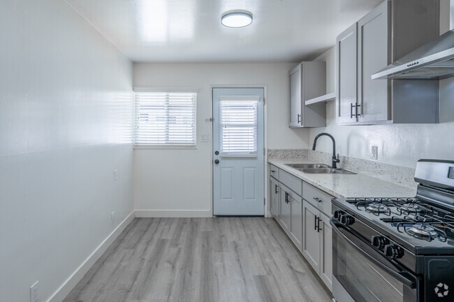2BR, 1BA - 669SF - Kitchen