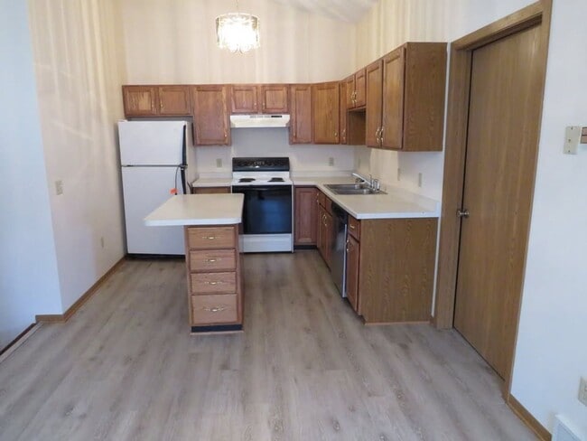 Building Photo - 5671 Gables Dr Unit 4