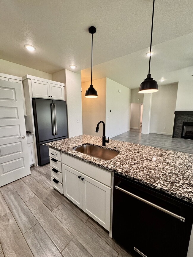 Photo - 903 Lawlis Rd
