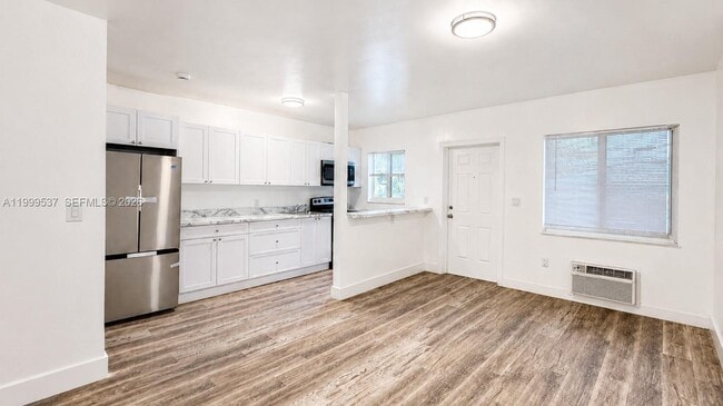 Building Photo - 5549 NE Miami Ct Unit 1