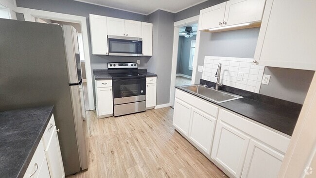 Building Photo - Cozy & Modern 2-Bedroom Home in the Heart ...