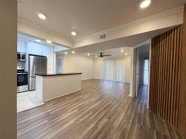 Building Photo - 3045 Walnut Bend Ln Unit 11