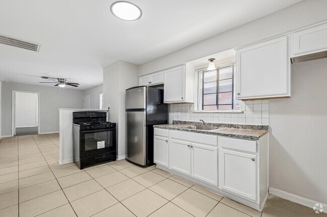 3BR, 1BA - 926SF - Kitchen