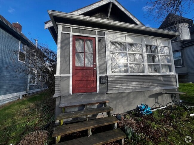 Building Photo - 3 bedroom 1 bath house - York Neighborhood