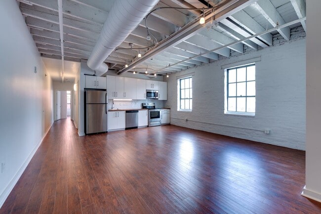 Building Photo - Newly Rennovated Two Bedroom Unit 2