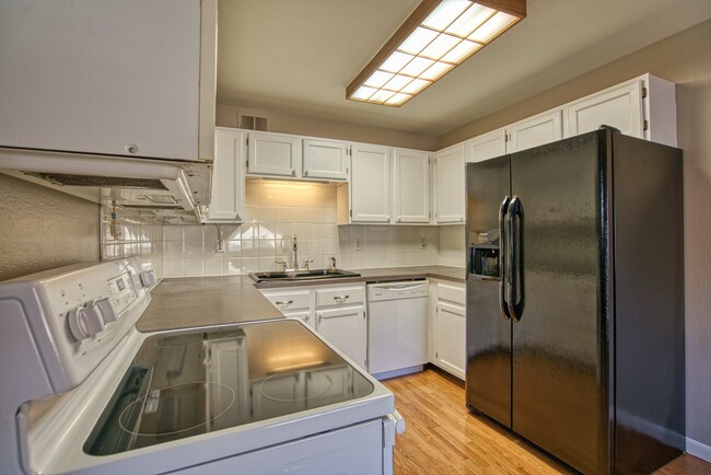 Kitchen - 2003 Terry St 106 Unit 106