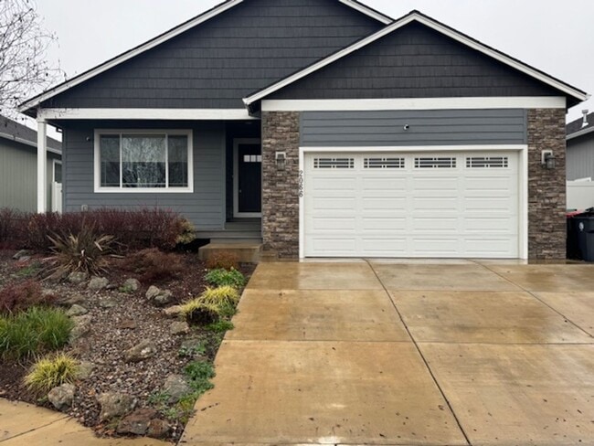 Building Photo - 3 BEDROOM/ 2 BATH HOME WITH OPEN LAYOUT AND SCENIC SETTING