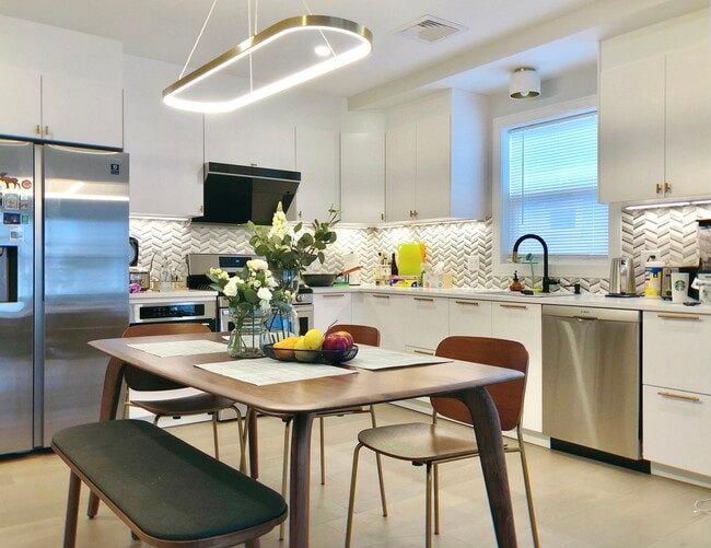 Kitchen & Dining - 47 Governor Winthrop Rd Unidad 2 Rental