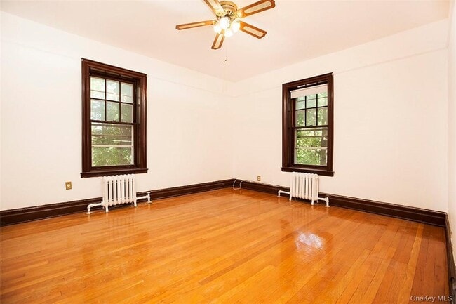 Photo - 568 W 261st St Unidad 2