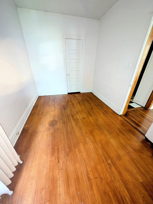 Building Photo - 1466 W Rascher Ave Unit 1