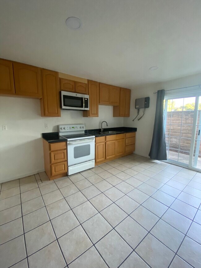 Building Photo - 3044 Amherst Dr Unit 004