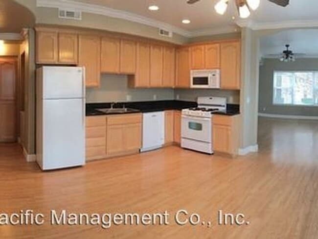 Building Photo - 256 Unit B