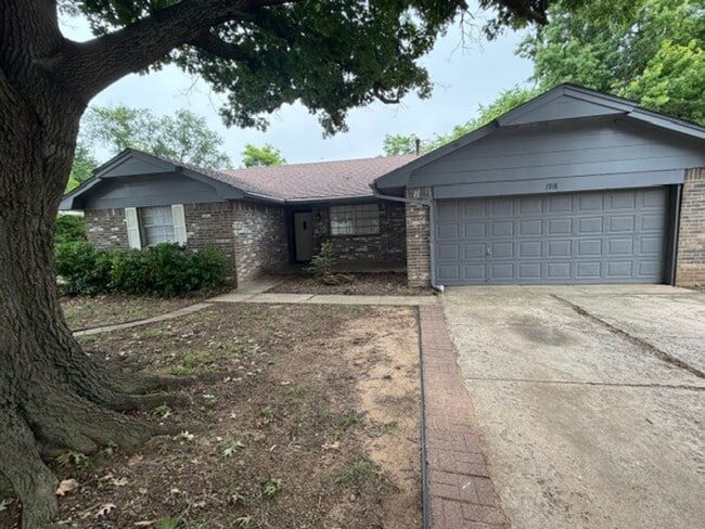 Building Photo - Wonderful east Norman home! Three bed, two bath, two car garage, fully fenced yard!