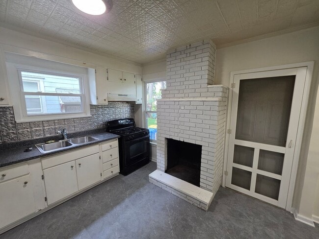 Building Photo - South Wedge Large 2 Bedroom Half House 1st... Unit 1-Dn