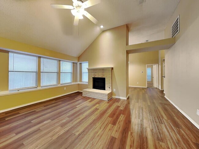 Building Photo - 1812 Geary St Rental