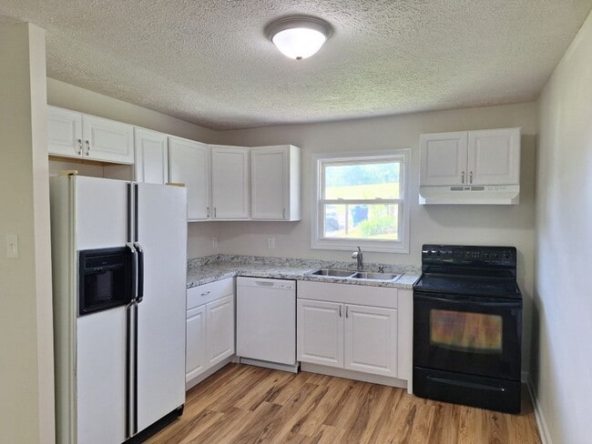 Photo - Duplex located in the heart of Oak Ridge.