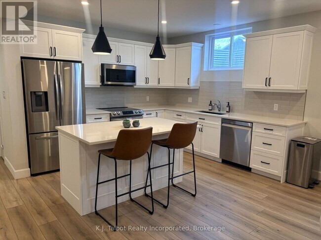 Photo - 451 Woodridge Dr