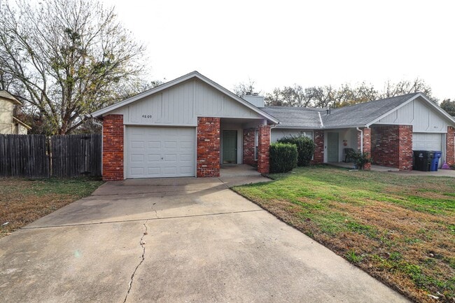 Building Photo - Cozy & Updated