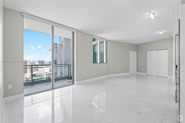 Building Photo - 92 SW 3rd St Unit 5206 Rental