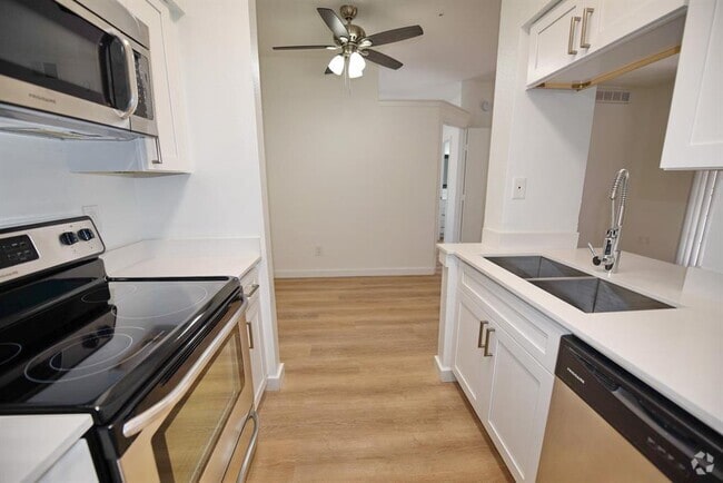 Building Photo - 3701 Cedarplaza Ln Rental