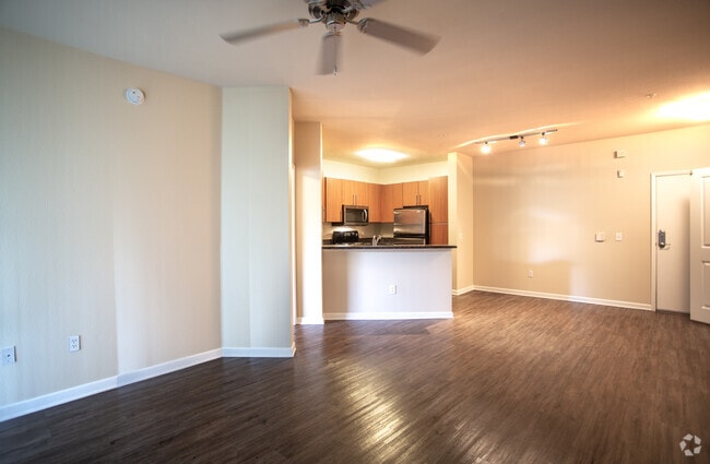 2BR, 2BA-1129 SF