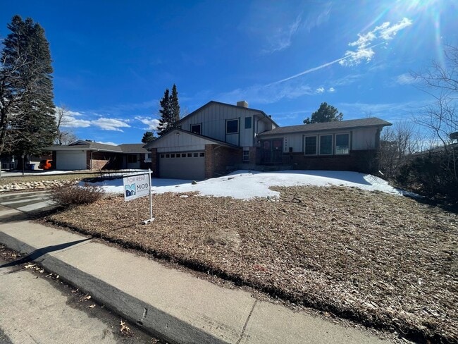 Photo - $0 DEPOSIT OPTION. TRI-LEVEL AURORA HOME WITH MODERN AMENITIES AND SPACIOUS INTERIORS