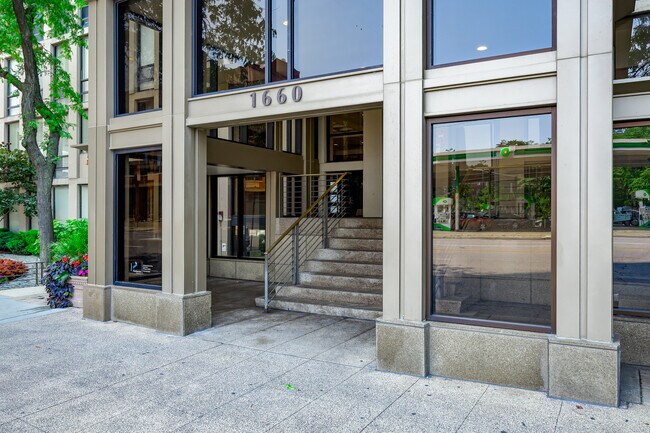 Photo - 1660 N La Salle Dr