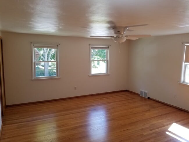 Large Bedroom - 415 N 7th St Unit 1