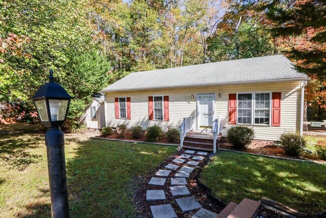 Photo - Available Now! Lovely Midlothian Rancher!