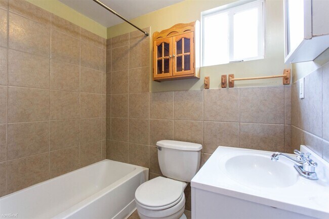 Photo - 4 br, 2 bath Triplex - 1745 WILLINGTON ST ... Unidad 2F