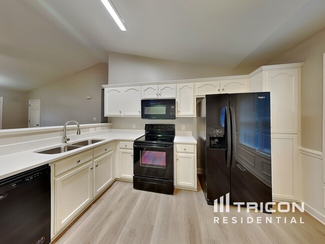 Photo - 639 Loch Lomond Cir