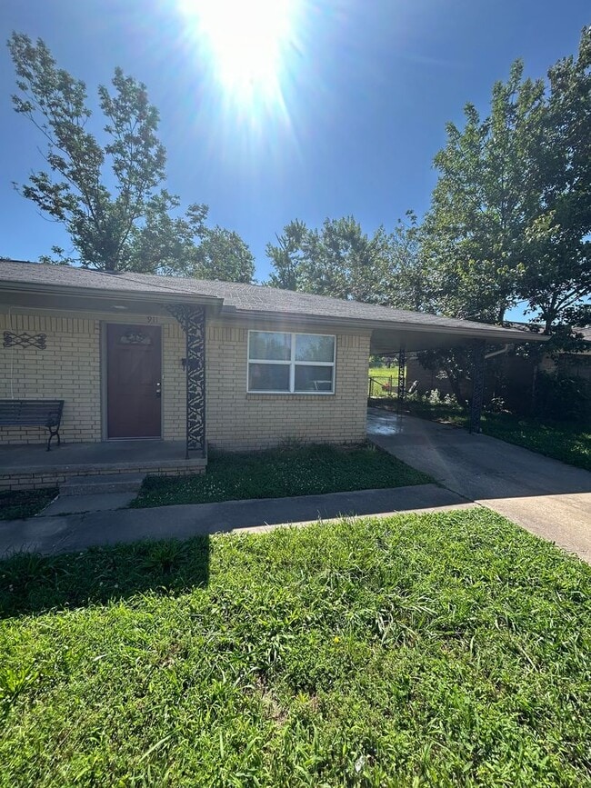909-911 S 10th St - 909-911  S 10th St Apartment Unit 911 S 10th St