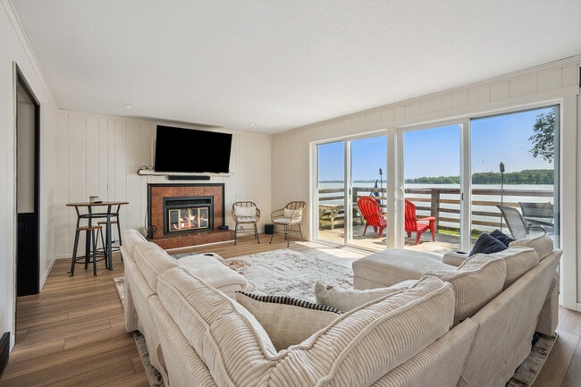 Photo - 403 River Dr