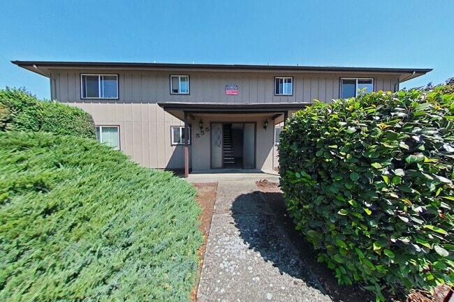 Building Photo - 2 Bedroom Apartment ~ Close to Campus Unit 555 NW Kings #1