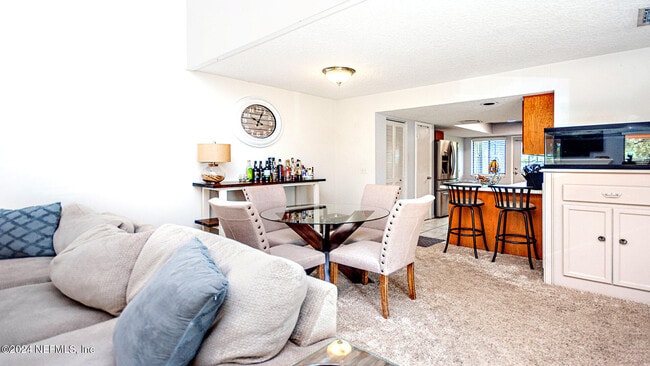 Photo - 437 W 9th St