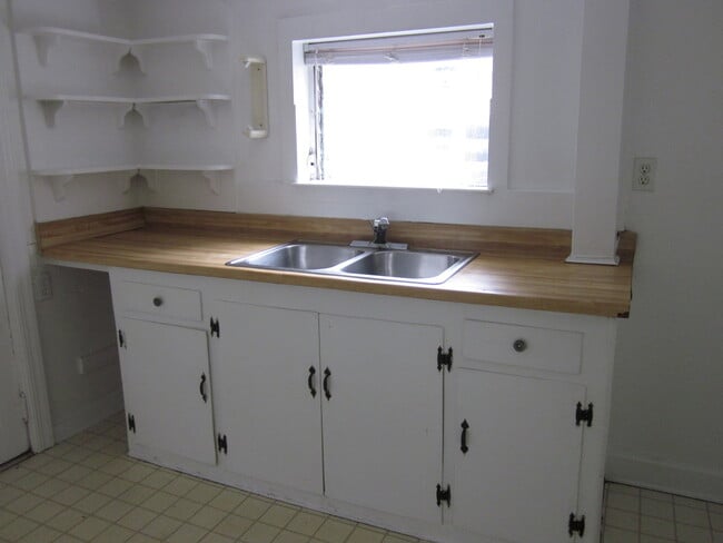 Photo - 2 Bed/1 Bath Duplex Close to Campus on NW ...