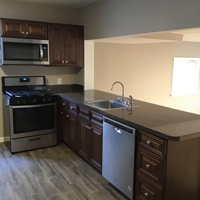 Photo - Upgraded 2 Bed/2 Bath plus Den HOME 1100 sq ft. Unit...A Must See!!! Unit First Floor
