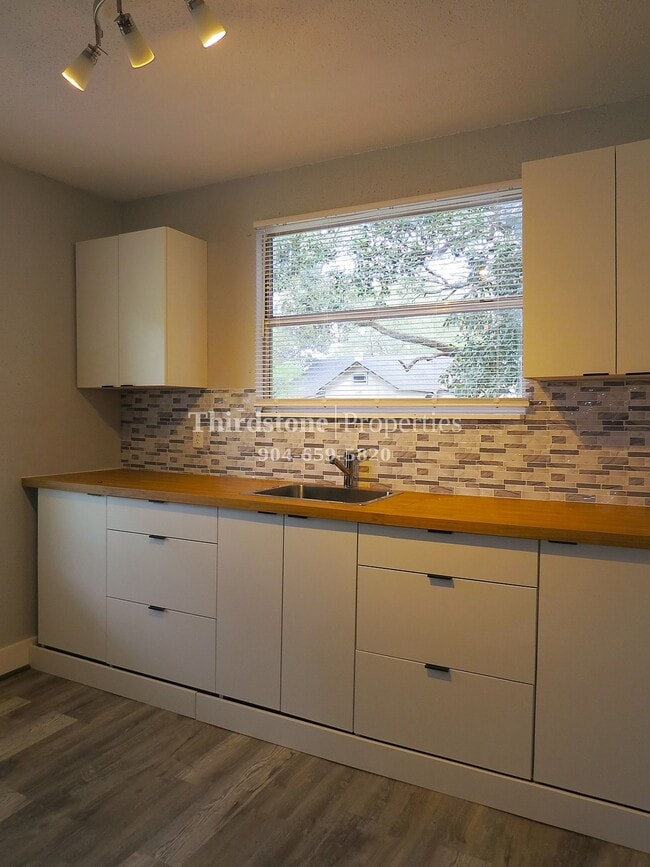 Photo - 1225 E 14th St